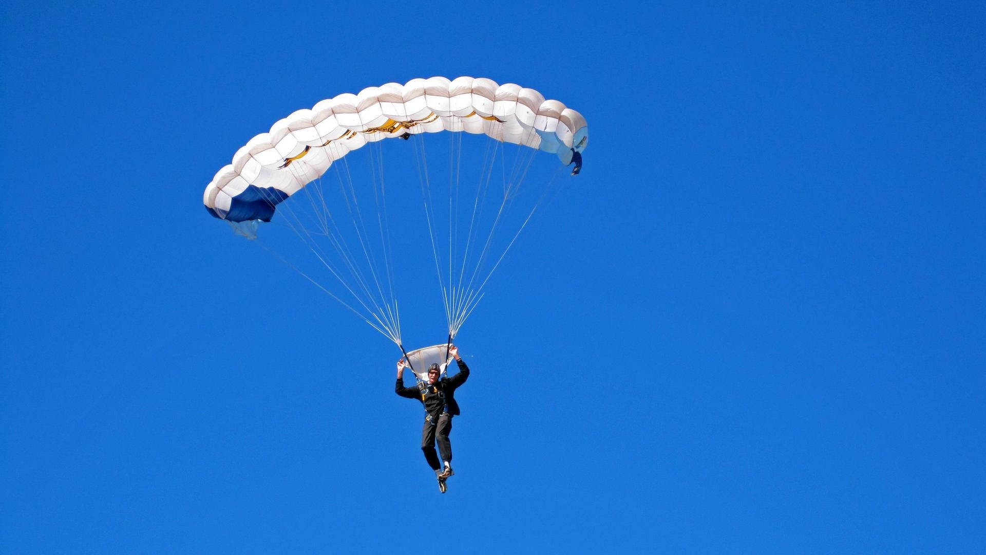 仰泳新秀突尼斯表现超出预期,星期六和百丽