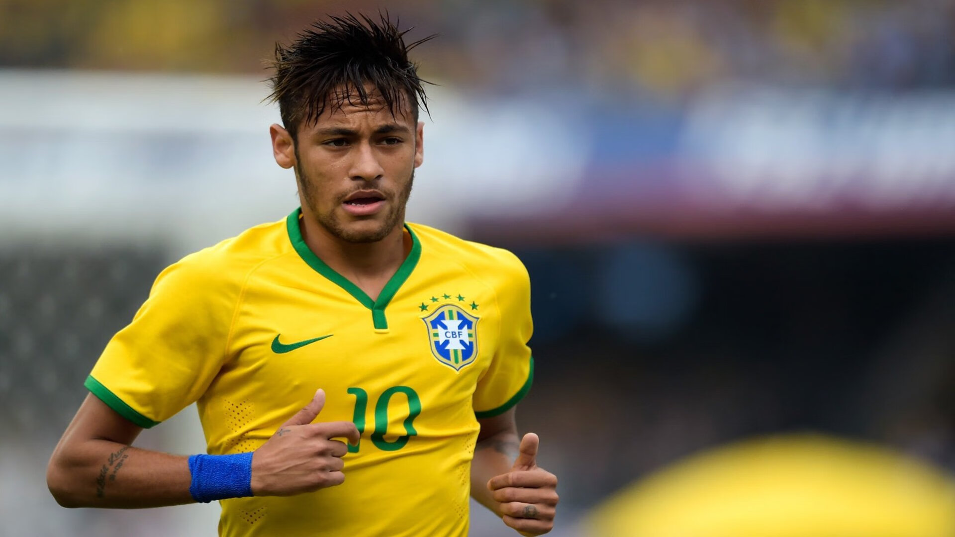 疫情后首次大规模国际足球比赛观众重返赛场,氛围火爆,因疫情影响足球比赛单场换人名额增至4人